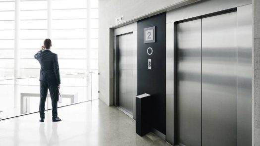 نصب آسانسور در مجتمع تجاری و اداری قزوین با قیمت مناسب