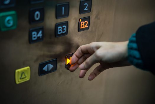 خطرناکترین رفتار در آسانسور که باید از انجام خودداری کرد